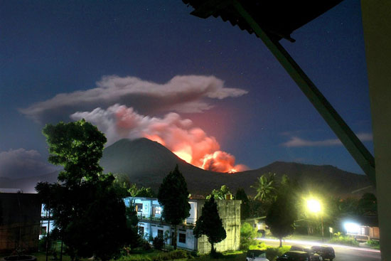 Núi lửa Indonesia phun khói hàng trăm mét