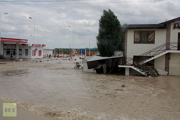 Hàng trăm người chết do lũ lụt tại Nga và Ấn Độ 