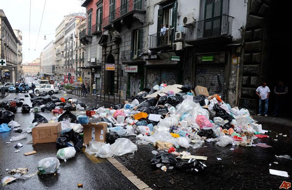 Những đống rác trên đường phố tại Naples là một trong những nguyên nhân khiến số lượng của gián bùng phát.