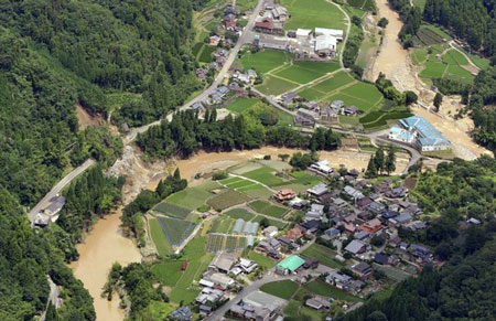 Miền tây nam Nhật Bản tan hoang trong mưa lũ