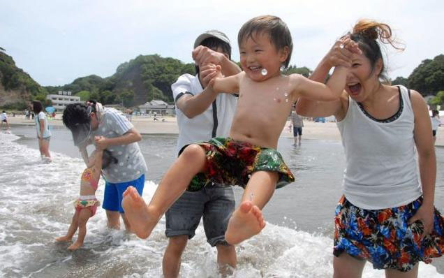 Bãi biển đầu tiên ở Fukushima mở cửa sau thảm họa