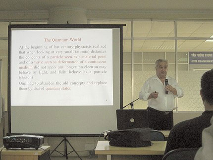 Giáo sư nổi tiếng châu Âu giảng về “hạt của Chúa” tại Hà Nội