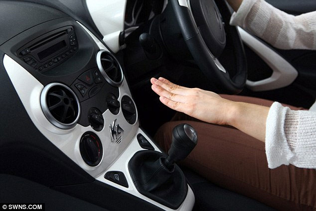 Gật đầu, nháy mắt để điều khiển xe hơi