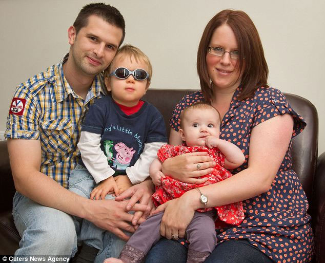 Em gái của Harvey - bé Megan, 3 tháng tuổi cũng được chẩn đoán mắc bệnh như anh trai.