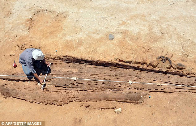 Khai quật thuyền gỗ 5.000 tuổi