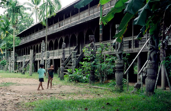 Lạ lùng tộc người giống người Việt cổ trên đảo Borneo