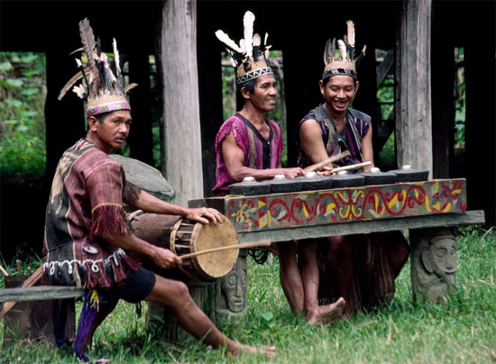 Lạ lùng tộc người giống người Việt cổ trên đảo Borneo