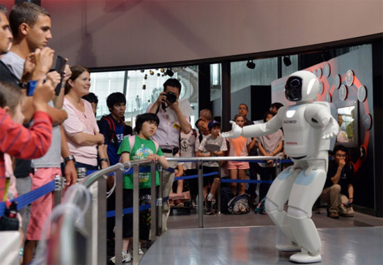 Asimo chật vật dẫn tour