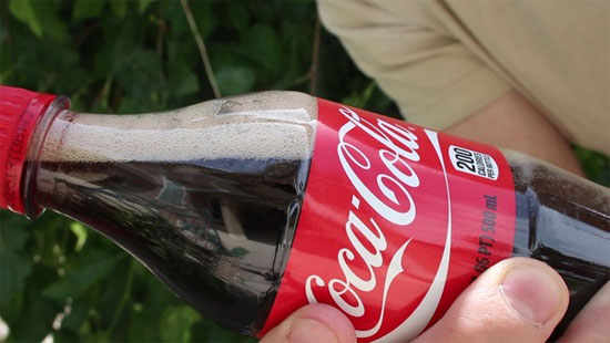 Giải thích vì sao không ăn kẹo Mentos cùng với uống Coca cola