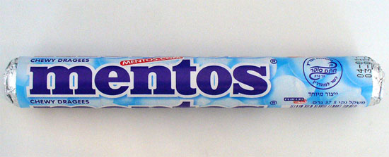 Giải thích vì sao không ăn kẹo Mentos cùng với uống Coca cola