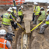 Một quan tài kép được khai quật tại bãi đỗ xe ở Anh