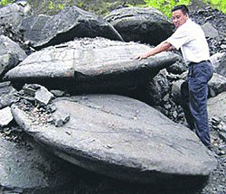 Thợ mỏ Trung Quốc đào được đĩa bay 