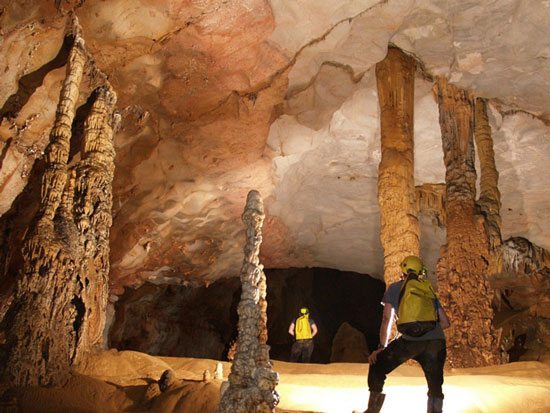 Hai hang động có rặng thạch nhũ ở Quảng Bình