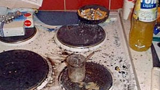 Bị bắt vì xây lò phản ứng hạt nhân trong bếp