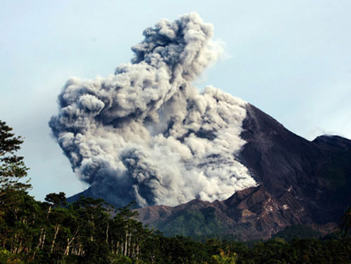 Núi lửa Indonesia phun trào