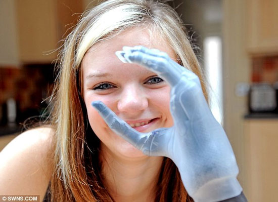 Nữ sinh có bàn tay sinh học