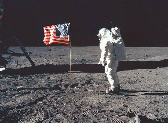 Armstrong hồi tưởng lại chuyến đi trên Mặt Trăng