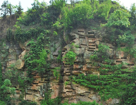 Khu huyệt đá bí ẩn trên vách núi Trung Quốc 