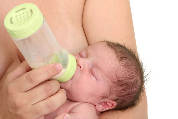 Không nên cho trẻ sơ sinh uống sữa bò trong năm tuổi đầu tiên