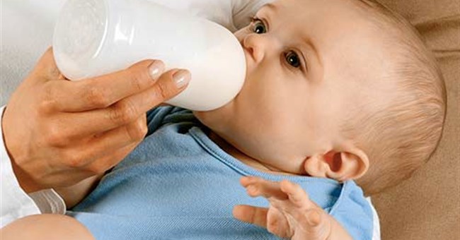 Tại sao không nên cho trẻ sơ sinh uống sữa bò?