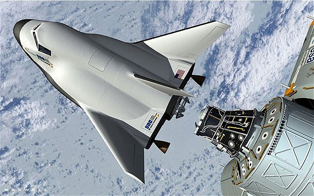 Hình minh họa phi thuyền Dream Chaser của tập đoàn Sierra Nevada kết nối với ISS trên quỹ đạo. 