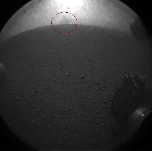 Vệt đen bí ẩn trên bức ảnh chụp bề mặt sao Hỏa