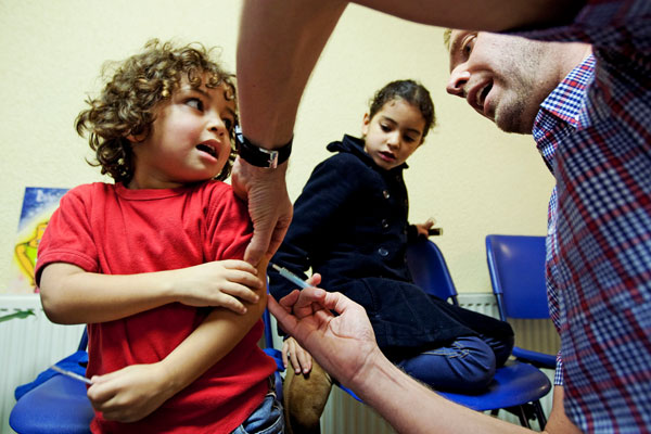 Các chuyên gia y tế khuyến cáo việc trì hoãn tiêm chủng sẽ gây hại cho trẻ. 