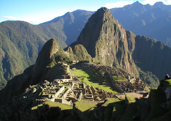 Máy bay không người lái vẽ bản đồ phế tích Peru