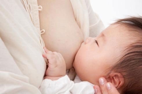 Cho con bú sẽ làm giảm chứng ngáy ngủ ở trẻ