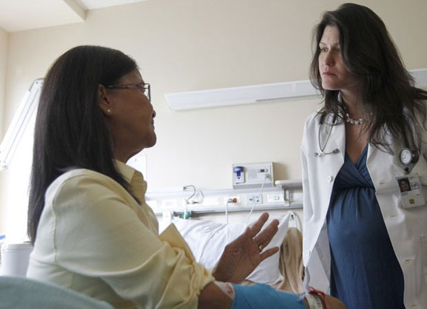 Tiến sĩ Sarah K. Browne (phải) đang trò chuyện với một bệnh nhân mắc căn bệnh lạ giống AIDS ngày 22/8. 