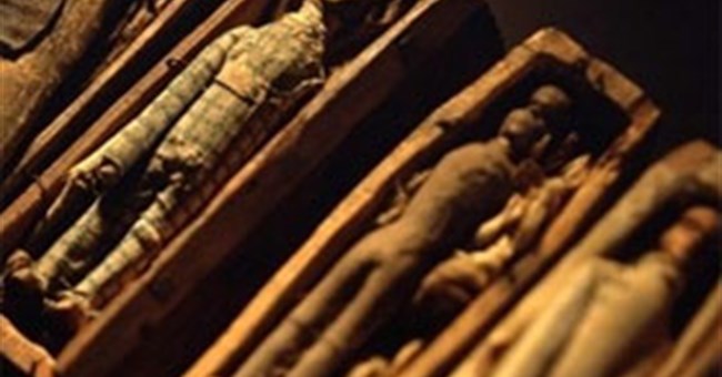 Bí ẩn trong 17 chiếc quan tài gỗ chứa xác ướp tí hon