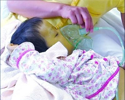 Bé gái 4 tuổi có làn da màu xanh lá cây