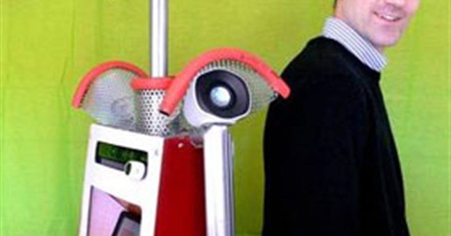 Robot P37 S65 - trợ thủ đắc lực cho người cao niên