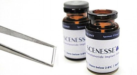 Thiết bị Scenesse là một con chip hình ống, có kích thước không quá một hạt gạo và khi được cấy ghép dưới da sẽ kích thích việc sản sinh hắc tố melanin. (Ảnh: Daily Mail)