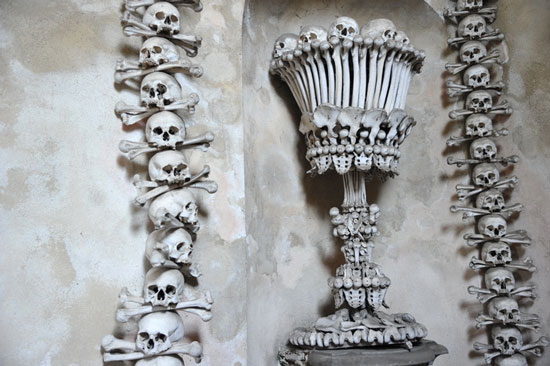 Bên trong nhà thờ trang trí bằng 70.000 bộ xương người 