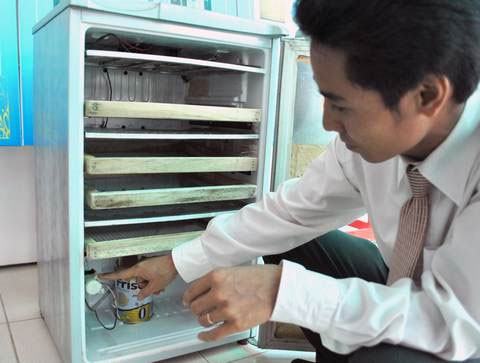 Anh Tuấn đang giới thiệu chiếc máy ấp trứng do mình chế tạo. (Ảnh: Thái Ngọc)