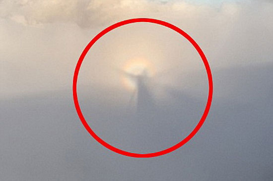 Xôn xao vì “người bí ẩn” xuất hiện trên đám mây