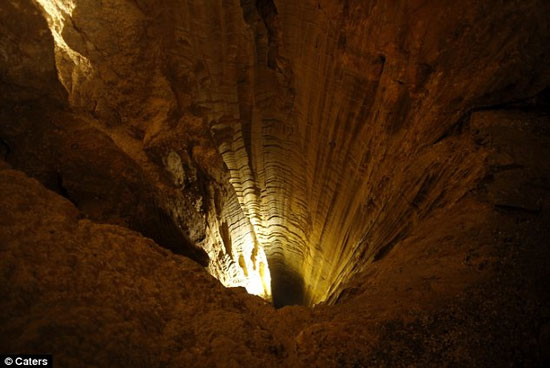 Video: Vẻ đẹp kì ảo của hang đom đóm