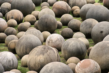 Chuyện lạ về những quá bóng bằng đá 12 nghìn năm tuổi