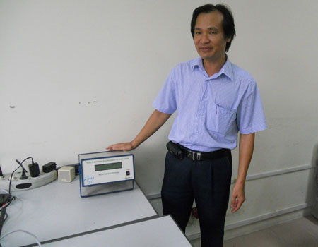 Tiến sĩ Đặng Quang Thiệu và thiết bị cảnh báo sớm bức xạ. (Ảnh: Hương Thu)