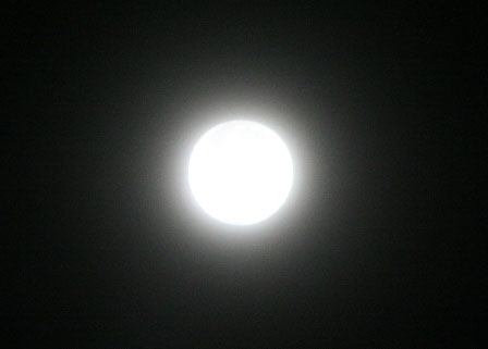 Ngắm trăng xanh đẹp kỳ ảo đêm Rằm tháng Bảy