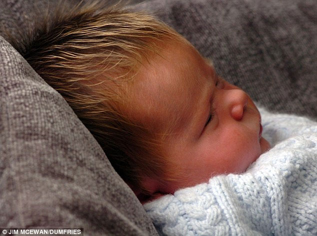 Bé sơ sinh có mái tóc highlight tự nhiên