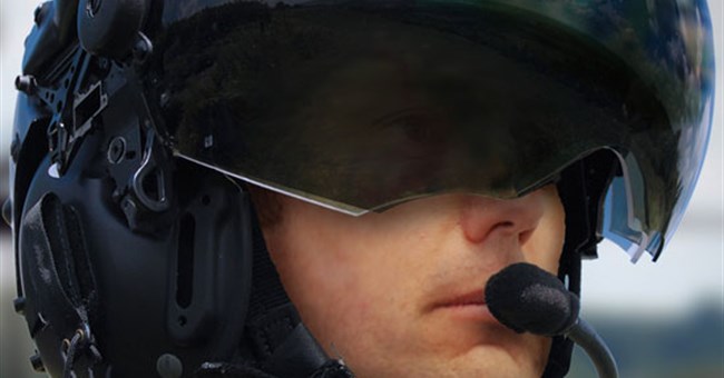 Mũ bảo hiểm giúp nhìn xuyên máy bay