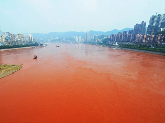 Nước sông Dương Tử chuyển sang màu đỏ