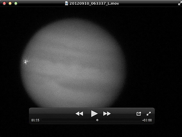 Chụp được ảnh thiên thạch "bắn phá" sao Thổ 