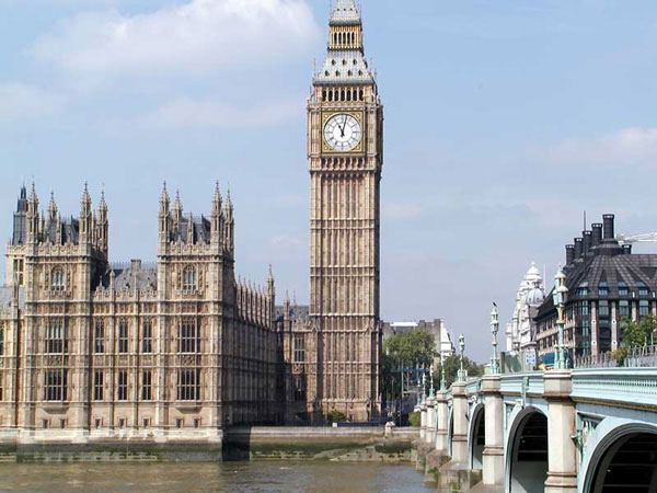 Tháp đồng hồ nổi tiếng London chính thức được đổi tên
