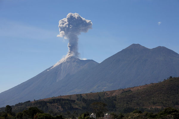 Núi lửa phun trào dữ dội ở Guatemala, hàng chục ngàn người sơ tán