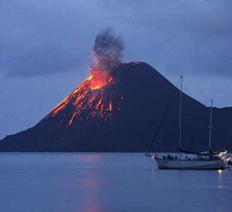 Video: Núi lửa Indonesia phun tro bụi cao 1.000m