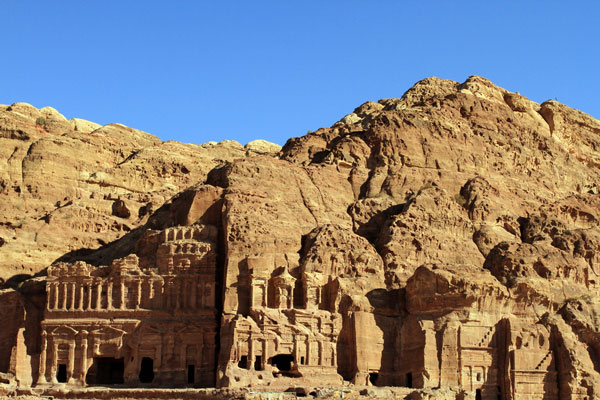 Các ngôi đền, lăng mộ và sảnh đường ở Petra nằm rải rác trong suốt 400 dặm vuông.