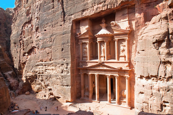 Khazneh, hay Kho báu là một lăng mộ lộng lẫy tại Petra